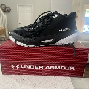 Under Armour HOVR Women’s basketball shoes. Brand New never worn size 6 (women)